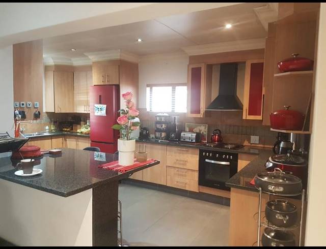 4 BEDROOM HOUSE FOR SALE IN OLIEVENHOUTBOSCH